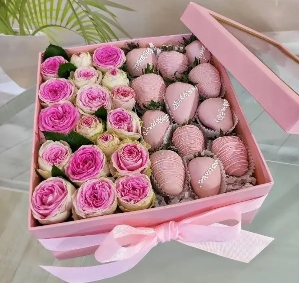 Клубника в шоколаде с розами