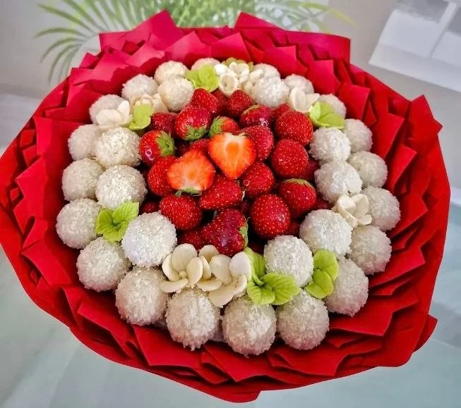 Букет «Клубника с Raffaello»